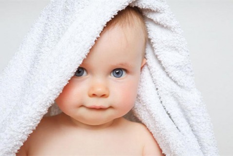 初乳很黄是不是不干净不可以喝？母乳怎么喂养南通捐卵宝宝？